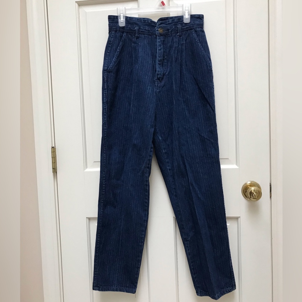 Womans Pinstriped Jeans Size: 6 Brand: Tres Jolie